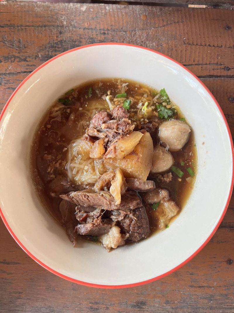 ก๋วยเตี๋ยวเนื้อตุ๋นชิ้นโตกับลูกชิ้นในน้ำซุปสีเข้ม