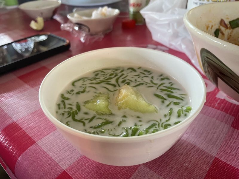ลอดช่องสีเขียวกับชิ้นแตงในน้ำกะทิ