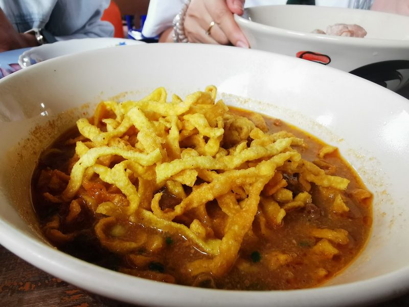ข้าวซอยชามใหญ่ เส้นกรอบสีทองบนน้ำแกงกะทิ