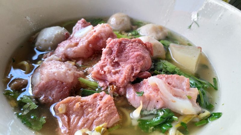 ก๋วยเตี๋ยวน้ำใส่เนื้อชิ้น ลูกชิ้น และผักสด