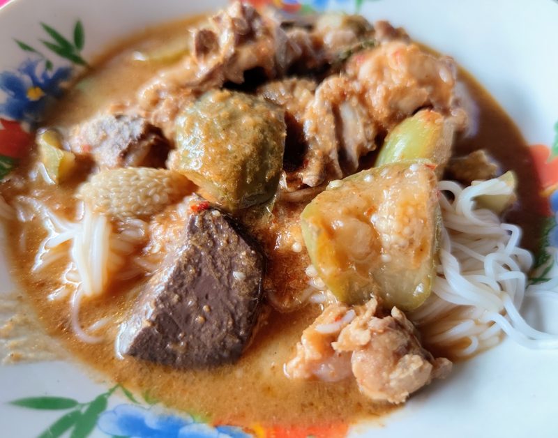 ขนมจีนราดน้ำแกงกะทิ มีชิ้นเนื้อและมะเขือ