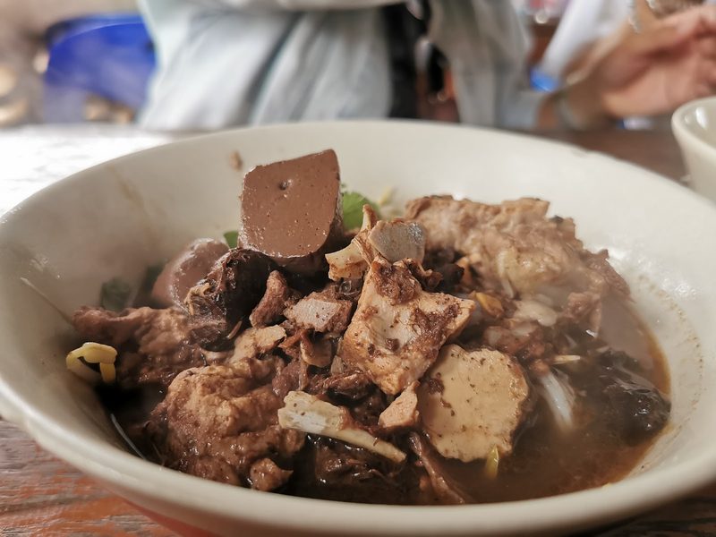 ชามเนื้อตุ๋นและเครื่องในชิ้นโต